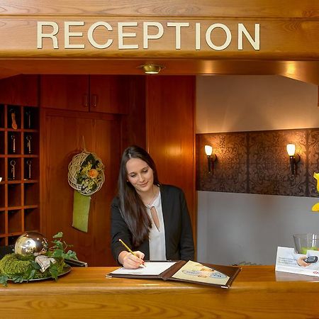 Hotel Am Brenner Таубербишофсхайм Екстериор снимка