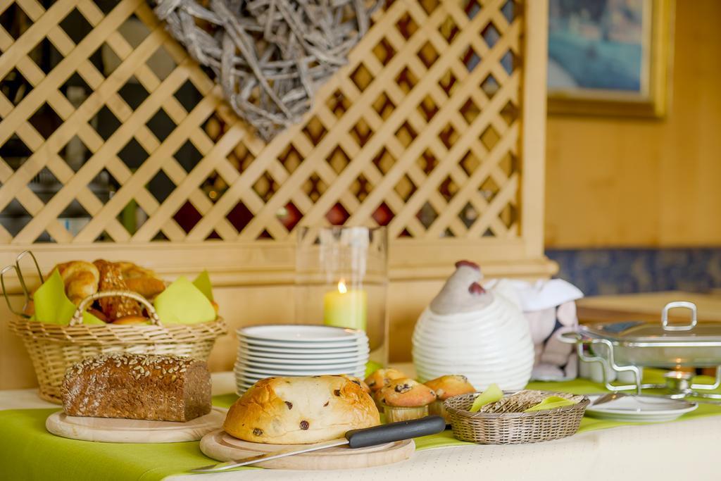 Hotel Am Brenner Таубербишофсхайм Екстериор снимка
