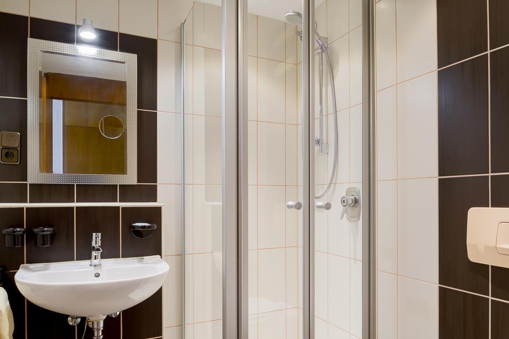 Hotel Am Brenner Таубербишофсхайм Екстериор снимка
