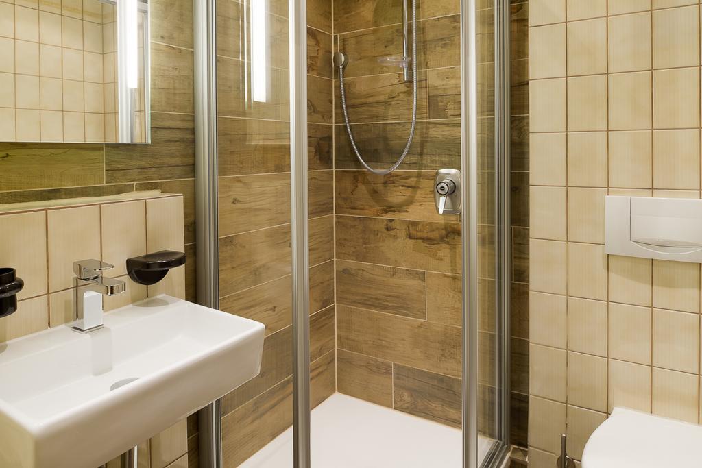 Hotel Am Brenner Таубербишофсхайм Екстериор снимка