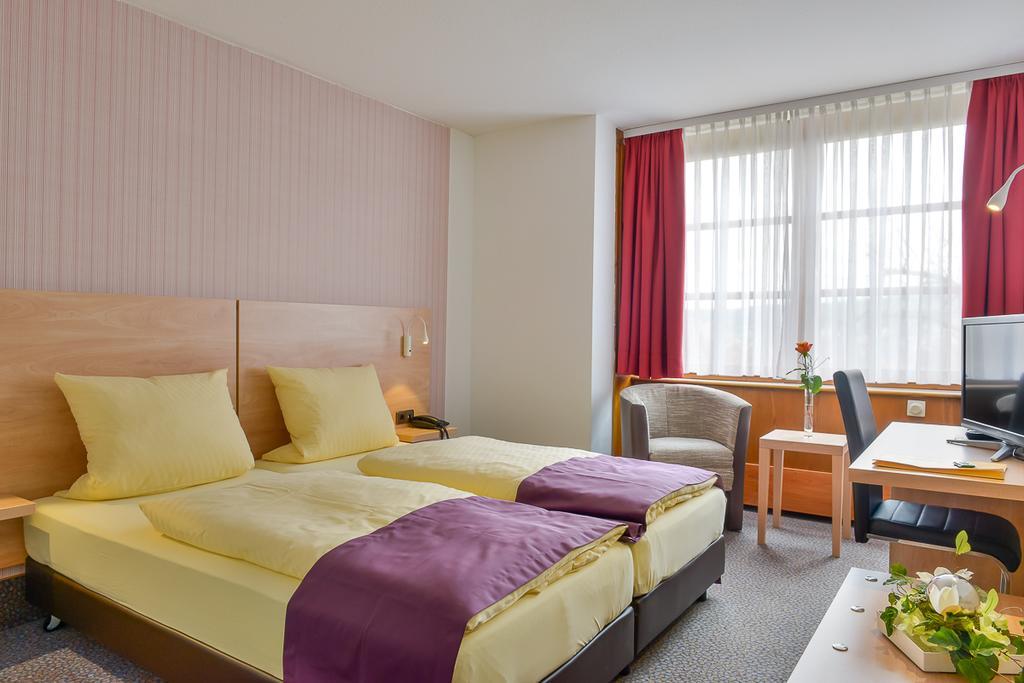Hotel Am Brenner Таубербишофсхайм Екстериор снимка