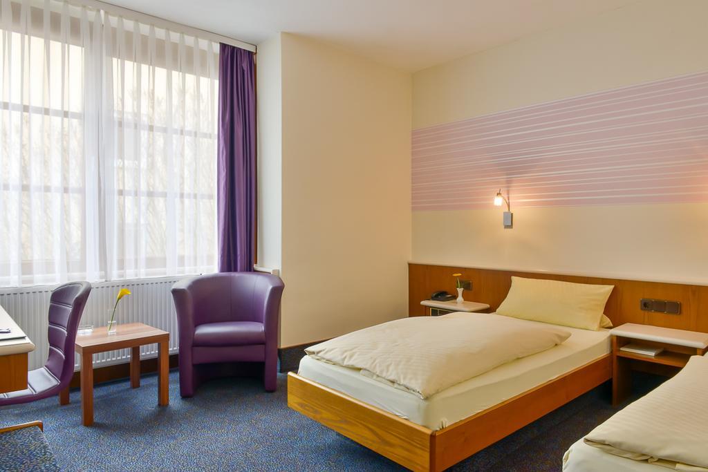 Hotel Am Brenner Таубербишофсхайм Екстериор снимка