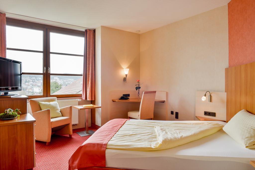 Hotel Am Brenner Таубербишофсхайм Екстериор снимка