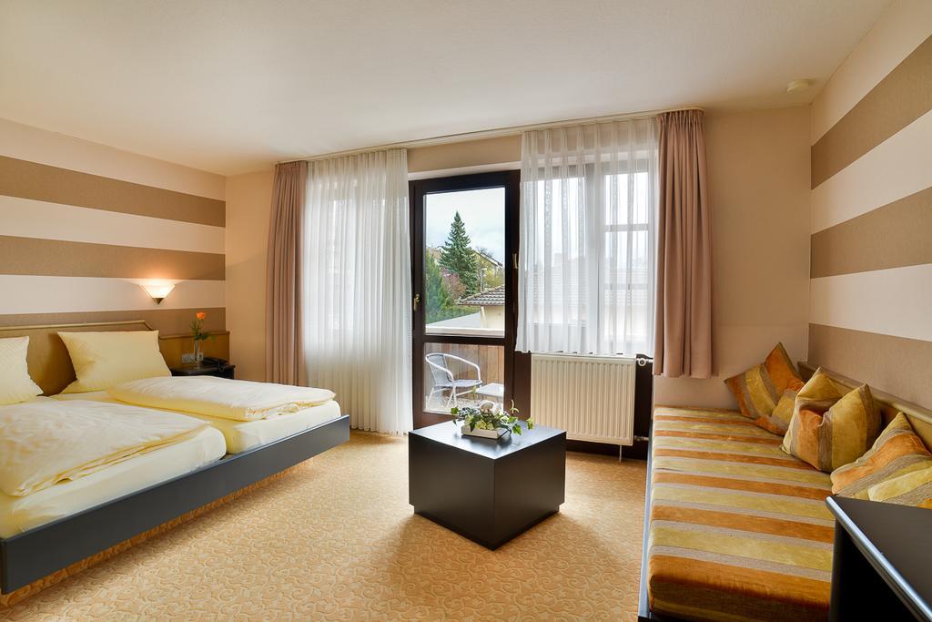Hotel Am Brenner Таубербишофсхайм Екстериор снимка